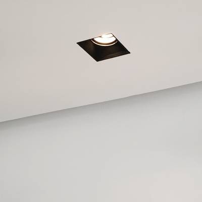 Zapuštěné čtvercové stropní svítidlo LED v elegantním moderním bílém provedení.