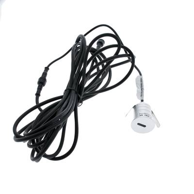 Alternativní text: "Kroucený černý kabel s kovovým zařízením s portem USB a štítky na bílém pozadí - příslušenství pro LED osvětlení dostupné online.