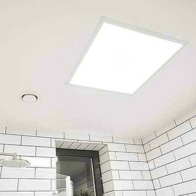 Moderní koupelna s bílými obklady a obdélníkovým stropním LED svítidlem pro jasné a efektivní osvětlení.