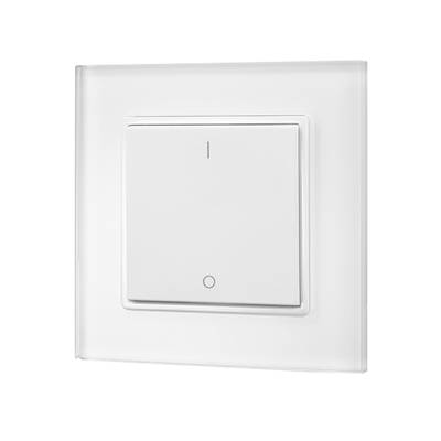 Minimalistický moderní bílý vypínač na bílém pozadí; elegantní design, který se dokonale hodí k moderním řešením osvětlení LED.
