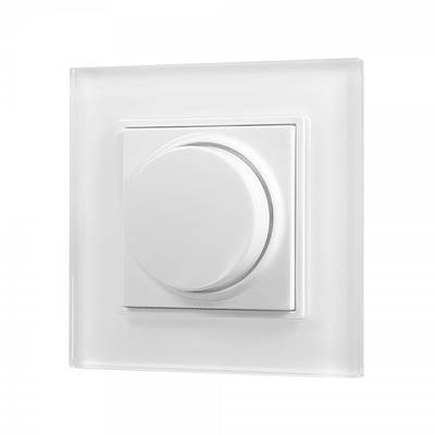 Detailní záběr moderního bílého stmívače na stěně, který je ideální pro ovládání LED osvětlení s elegantním designem, jenž zvýrazní estetiku každého prostoru.