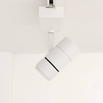 Moderní bílé kolejnicové svítidlo osvětlí bílý strop a vylepší interiér vašeho domova. Energeticky účinné LED osvětlení pro stylový a moderní design.