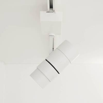 Moderní bílé válcové stropní svítidlo s čistými liniemi, instalované na bílý strop společností zabývající se osvětlením LED.