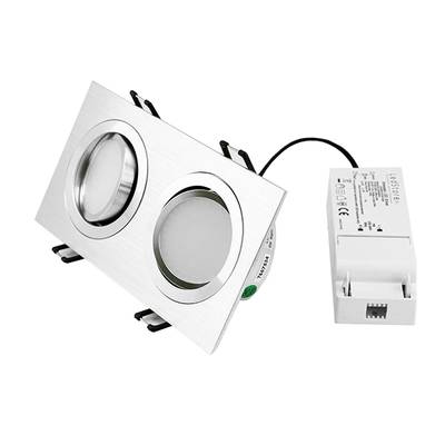 Obdélníkové dvojité vestavné svítidlo LED s kovovým povrchem, černým pozadím a bílým elektrickým prvkem pro moderní řešení osvětlení.
