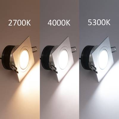 Tři čtvercová světla LED s teplou bílou (2700K), neutrální bílou (4000K) a studenou bílou (5300K) zleva doprava.
