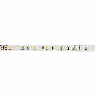Detailní záběr LED páskového osvětlení s jednotlivými LED čipy a přípojnými body, ideální pro vysoce kvalitní a energeticky úsporná řešení osvětlení.