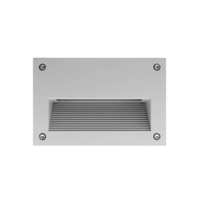 Vestavné obdélníkové nástěnné svítidlo LED s vodorovnými mřížkami, upevněné čtyřmi viditelnými rohovými šrouby pro moderní design osvětlení.