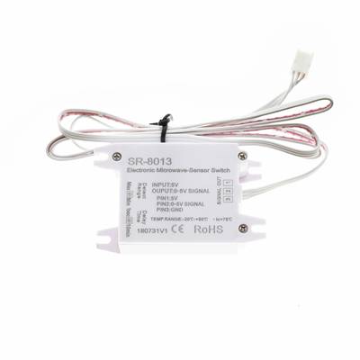Bílý mikrovlnný senzorový spínač LED osvětlení SR-8013, kabely a štítek pro napětí, výkon a označení CE.