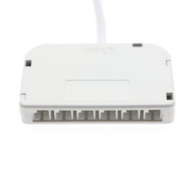 Bílý elektronický LED regulátor s připojovacími porty označenými "INPUT" na horní straně. Pro snadnou instalaci a použití je zobrazen připojený kabel.