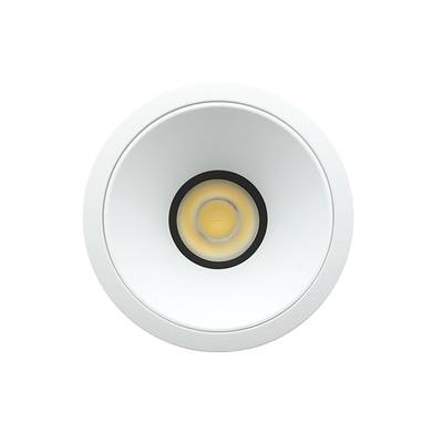 Detailní záběr na stropní vestavné LED svítidlo, kruhový design, svítící žárovka; energeticky úsporné řešení osvětlení pro moderní interiéry.