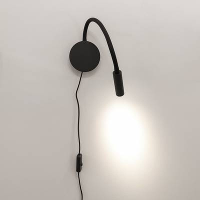 Stylové černé nástěnné LED svítidlo s ohebným stonkem osvětluje bílou stěnu; kabel s vypínačem elegantně visí pro snadný přístup.