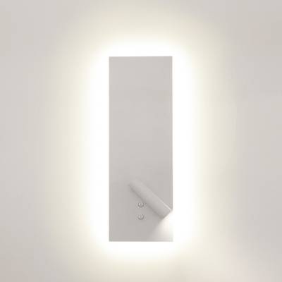Minimalistické obdélníkové nástěnné svítidlo, které jemně svítí na hladkém bílém pozadí, stylové LED svítidlo pro moderní interiéry a efektivní osvětlení.