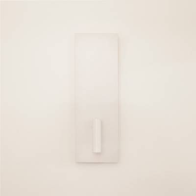 Minimalistická bílá nástěnná plastika s obdélníkovou základnou a středovým válcovým výstupkem, osvětlená LED osvětlením pro zvýšení atraktivity designu.