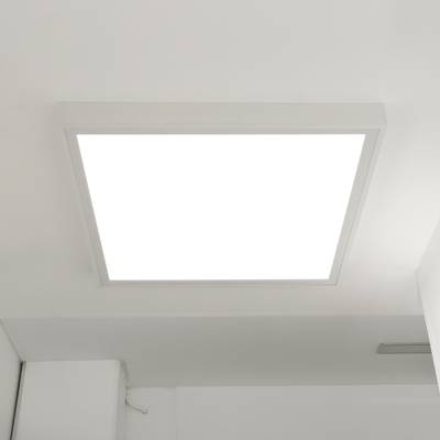 Čtvercové stropní svítidlo LED vyzařující jasnou bílou záři. Je sladěno s elegantním, minimalistickým designem stropu s ostrými hranami a rohy.
