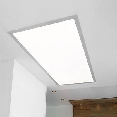 Jasný obdélníkový stropní světelný panel LED na bílém stropě; v rohu se objevuje hnědý dřevěný akcent pro moderní interiér.