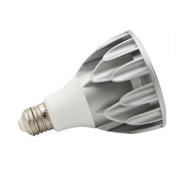 Kovová LED lampa se spirálovou základnou, žebrovaná struktura pro odvod tepla, bílý podklad - energeticky úsporná varianta osvětlení.