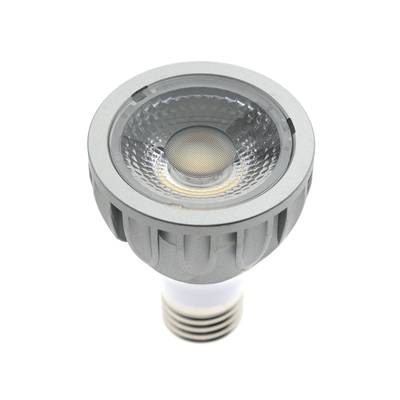 Detailní záběr stříbrné LED lampy s texturovaným skleněným krytem a standardní trubicovou základnou na bílém pozadí pro LED osvětlení SEO.