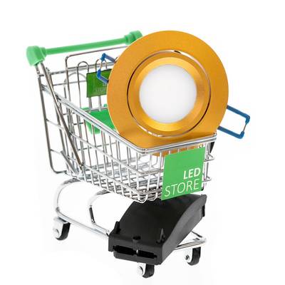 Mini nákupní košík se žlutou LED žárovkou a malým nápisem obchodu, který upozorňuje na produkty LED osvětlení, na bílém pozadí.