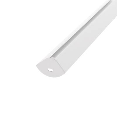 Detailní záběr na stylové bílé svítidlo LED s oválným konektorem a jeho moderní design na bezešvém bílém pozadí.
