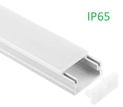 Světelný pásek LED s kanálovým difuzorem a svorkovnicí IP65, detailní záběr světelné techniky