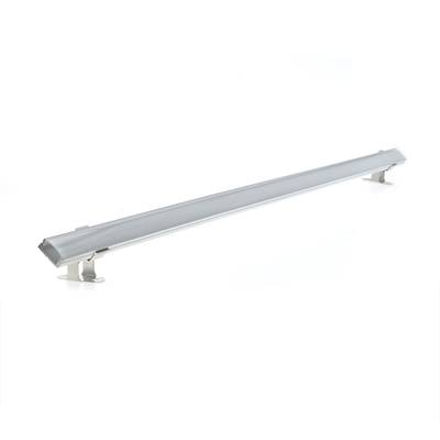 Nástěnné svítidlo LED ze stříbrného kovu se dvěma držáky, moderní design osvětlení na bílém pozadí.