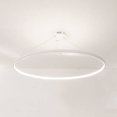 Moderní kulaté stropní svítidlo LED, minimalistický design, zavěšené na kabelech, jasné bílé osvětlení na bílém stropě.