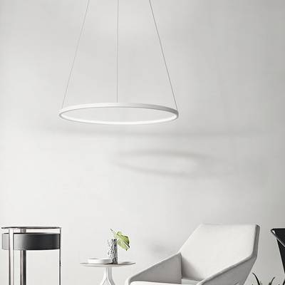 Minimalistický pokoj s moderní kulatou závěsnou LED lampou, bílou židlí a malým kulatým stolkem s rostlinou na světle šedé stěně.