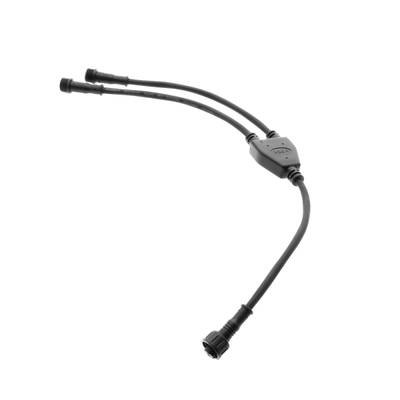 Černý kabelový rozbočovač LED ve tvaru Y se třemi konektory na bílém pozadí, ideální pro rozšíření systémů osvětlení LED a zvýšení flexibility.