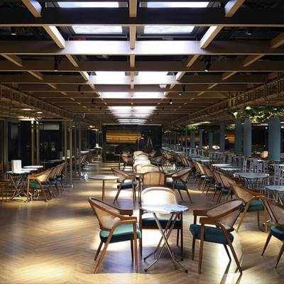 Moderní restaurace s přirozeným světlem, LED akcentovým osvětlením a jasně osvětlenou jídelnou.