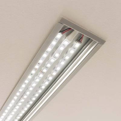 Stropní LED pásek se třemi paralelními řadami jasně bílých světel pro zářivé a energeticky úsporné osvětlení.
