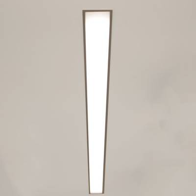 Obdélníkové stropní svítidlo LED zapuštěné do béžového stropu, dlouhý a úzký design pro lepší osvětlení a energetickou účinnost.