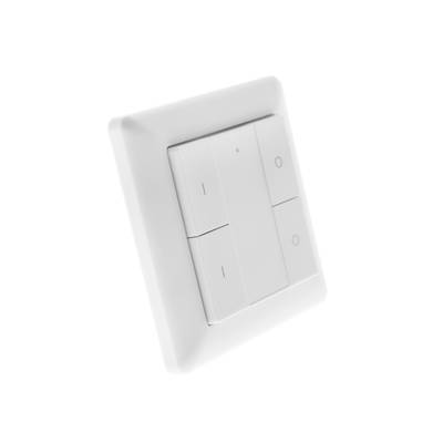 Detailní záběr bílého obdélníkového vypínače LED se čtyřmi tlačítky na bezešvém bílém pozadí.