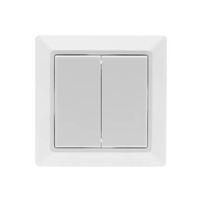 Minimalistický bílý dvojitý vypínač pro osvětlení LED, který zvýrazní moderní interiéry na neutrálním pozadí.