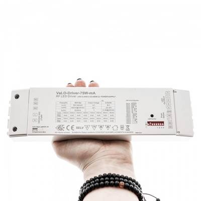 Ruční obdélníkový RF-LED ovladač s technickými štítky, viditelné nastavení, korálkový náramek propagující LED osvětlovací produkty.
