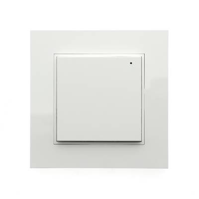 Minimalistický bílý čtvercový vypínač LED s malou černou tečkou v pravém horním rohu na bílém pozadí.