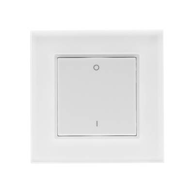 Minimalistický bílý vypínač na bílou stěnu s designem osvětlení LED, s malým horním kruhem a spodní linkou pro elegantní funkčnost.