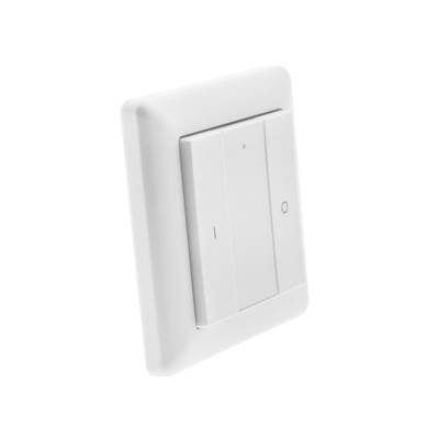 Detailní záběr bílého vypínače LED na bezešvém bílém pozadí, který zdůrazňuje moderní energeticky účinná řešení osvětlení.