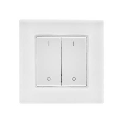 Dvojitý vypínač se dvěma bílými obdélníkovými tlačítky na bílém pozadí, vhodný pro instalace osvětlení LED.