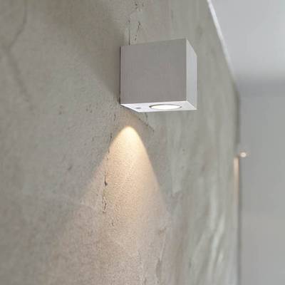 Moderní čtvercové nástěnné svítidlo LED, které osvětluje béžovou stěnu s texturou a nabízí stylové a energeticky úsporné řešení osvětlení domácnosti.