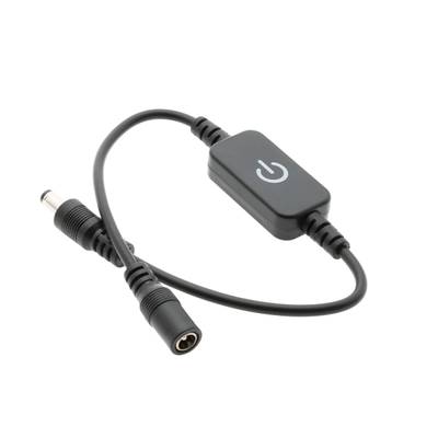 Černý kabel spínače LED světel, stejnosměrné soudkovité konektory na obou koncích, příslušenství pro osvětlení s bílým pozadím.