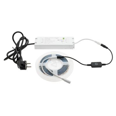 Sada LED osvětlení, napájecí zdroj, řídicí modul, napájecí kabel a svinutý LED pásek na bílém pozadí.