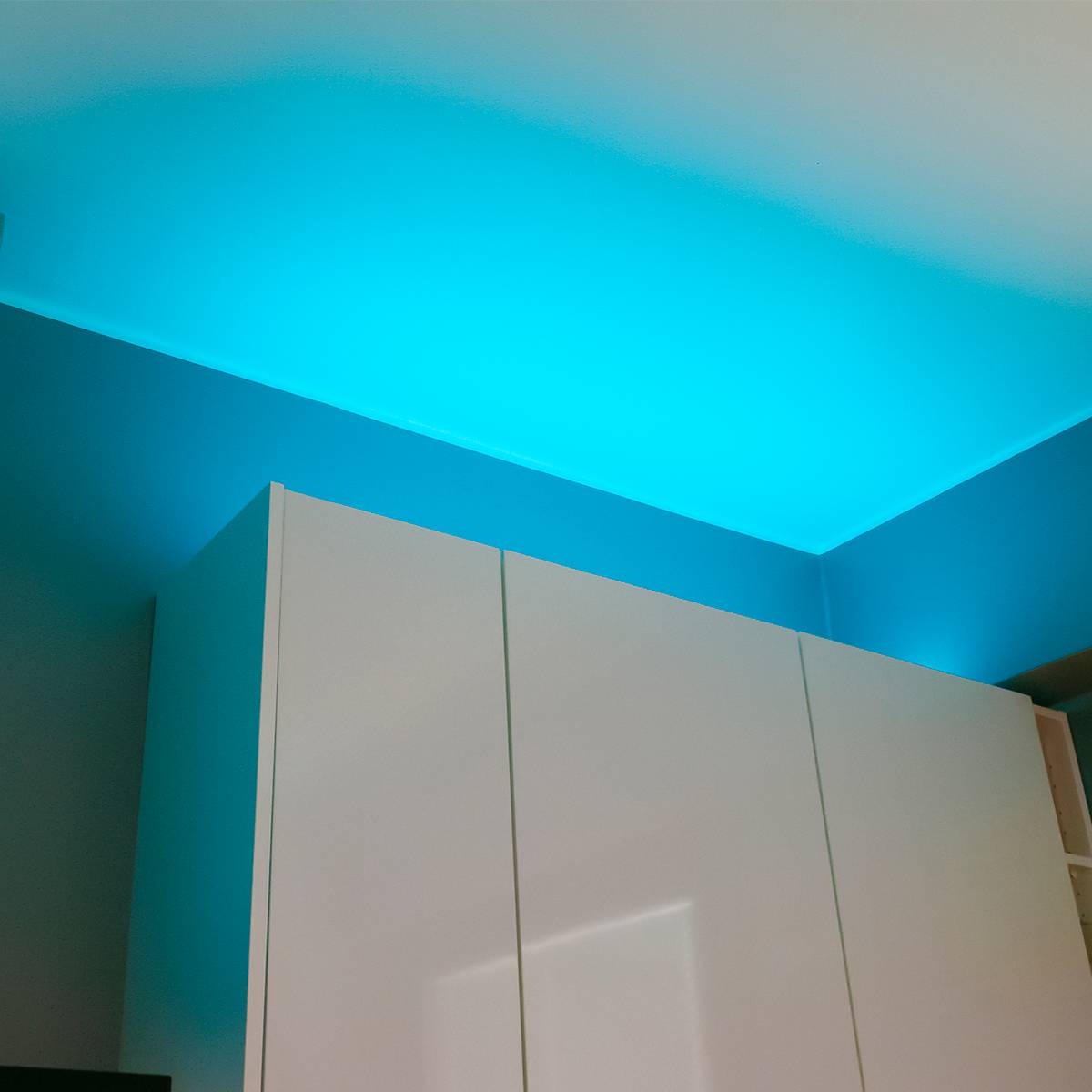 Barevné sladění v kuchyni s páskou RGB
