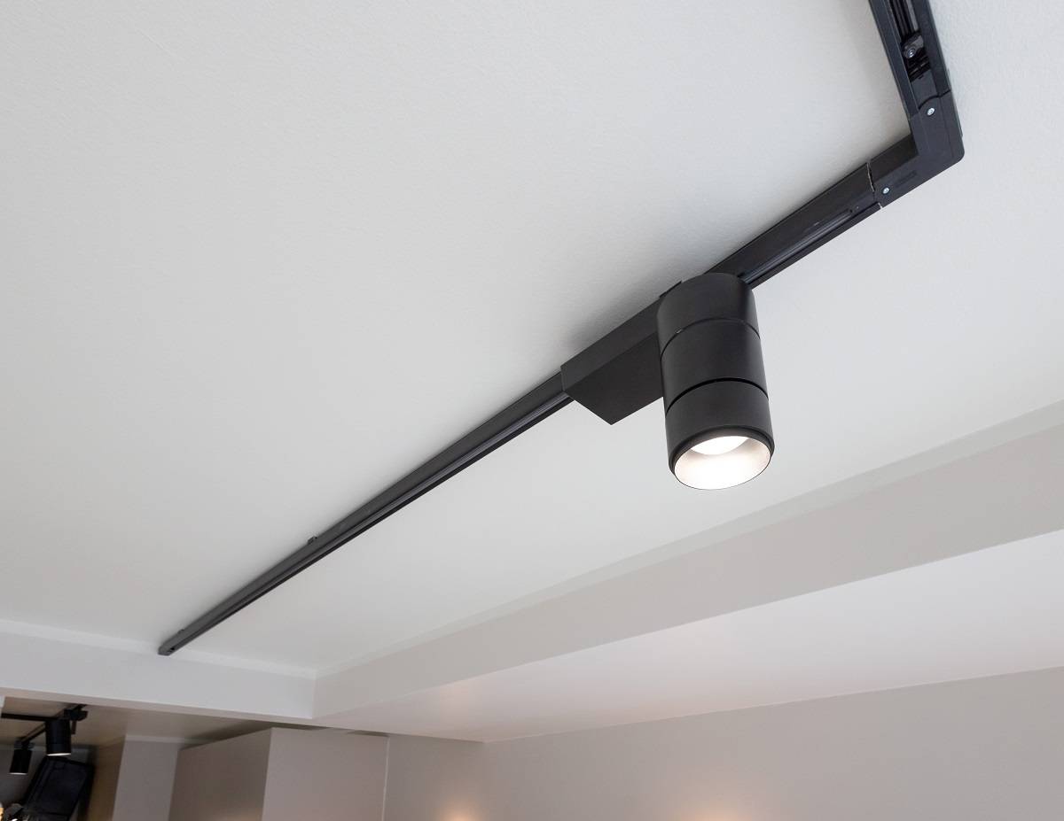 Třífázový kolejnicový reflektor směřující přímo dolů LedStore.fi