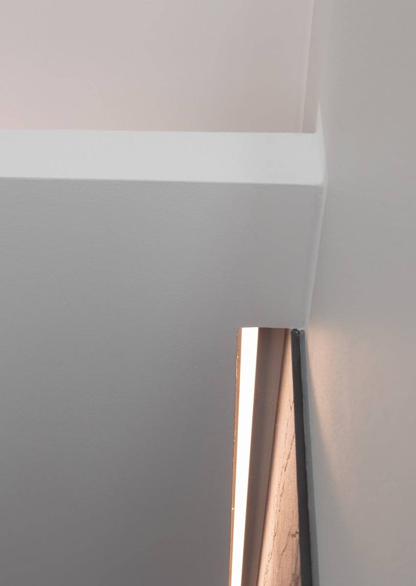 Nepřímé osvětlení bylo vytvořeno instalací LED pásku v hliníkovém profilu ve stropní drážce a na horní polici výklopné skříně. © LedStore