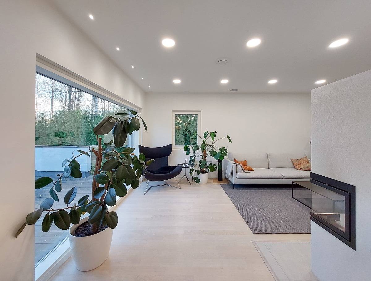 Variabilní osvětlení v obývacím pokoji je výsledkem spolupráce svítidel Plafond200 a 3W směrových reflektorů. ©LedStore