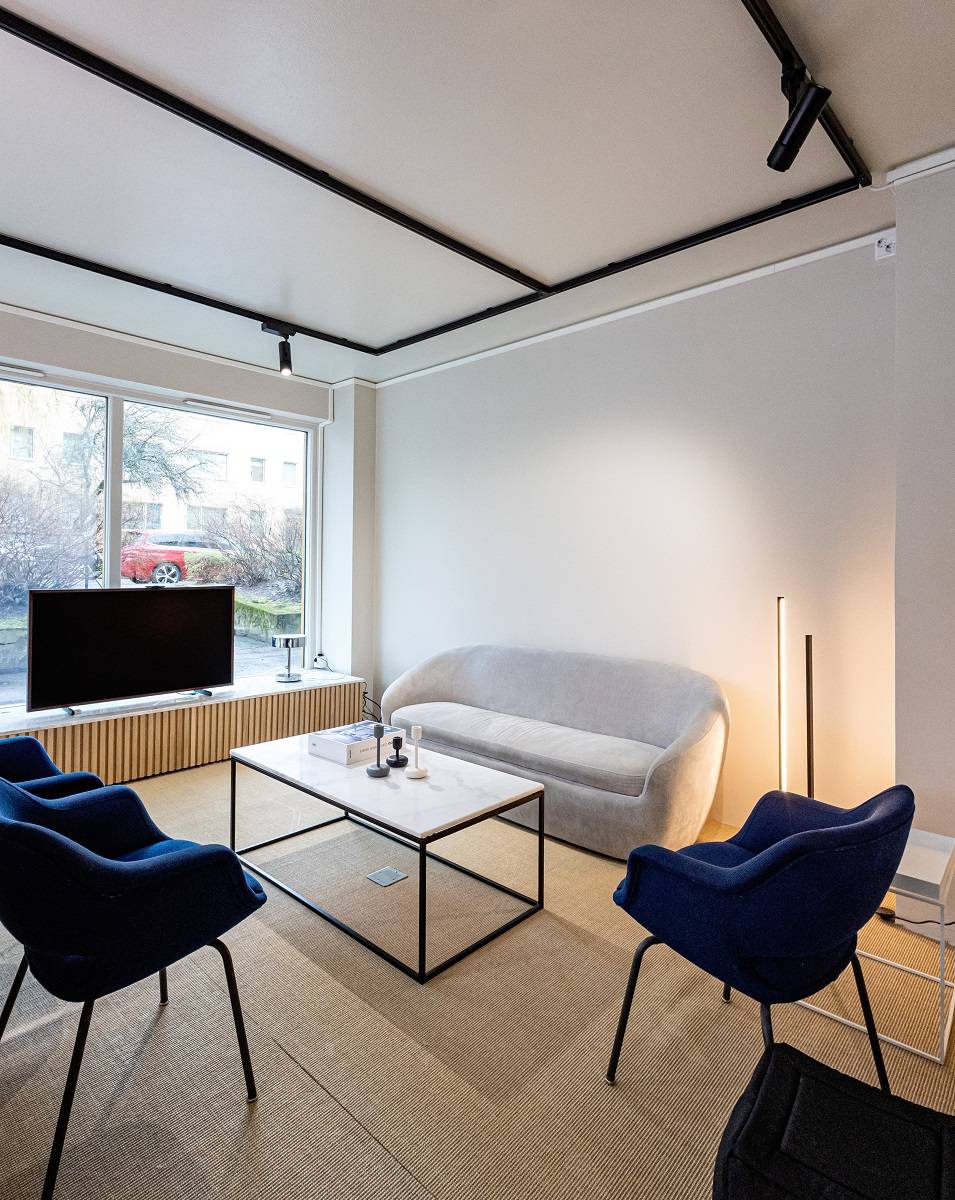 Černé třífázové kolejnice jsou součástí interiérového designu LedStore.fi