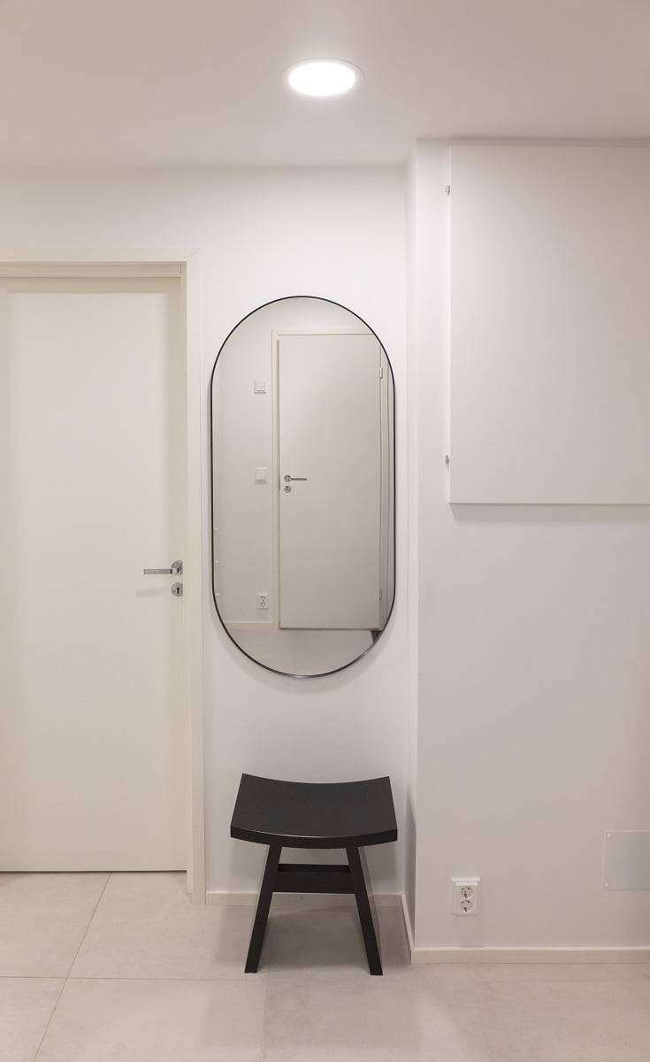 Stropní ventilátor namontovaný pod omítku poskytuje před zrcadlem to správné množství světla. ©LedStore