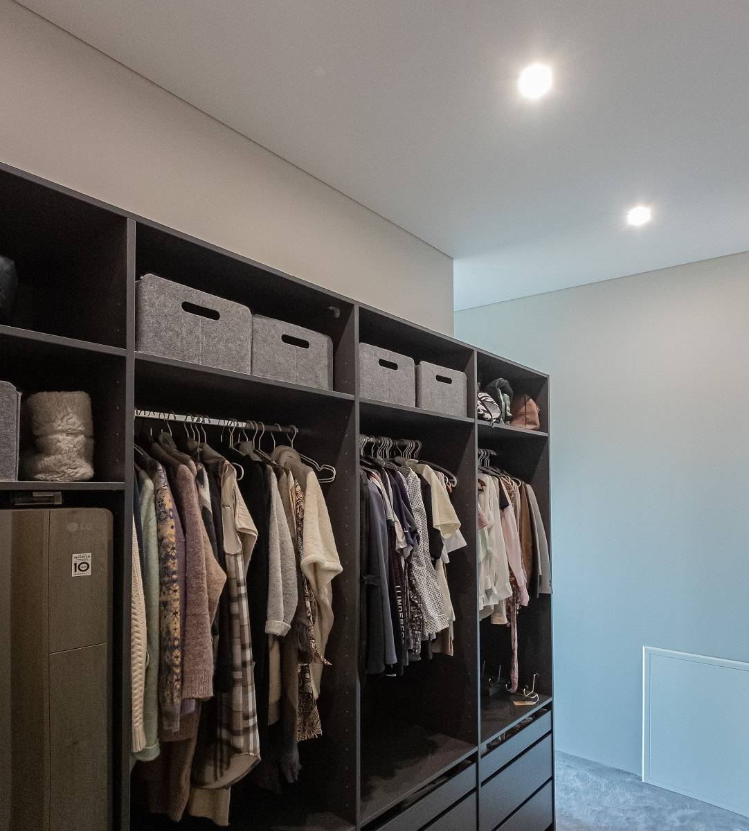 17 bodových světel LedStorefi v chodbě skříně
