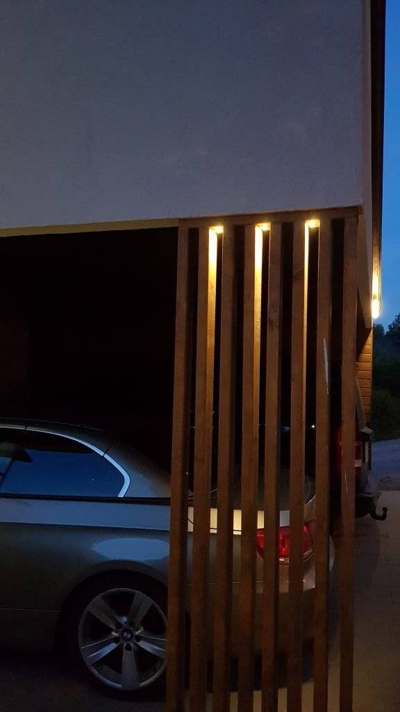 Zelené pozadí a nápis "LED STORE" bílými velkými písmeny uprostřed bílého čtverce, propagující energeticky účinná řešení osvětlení.