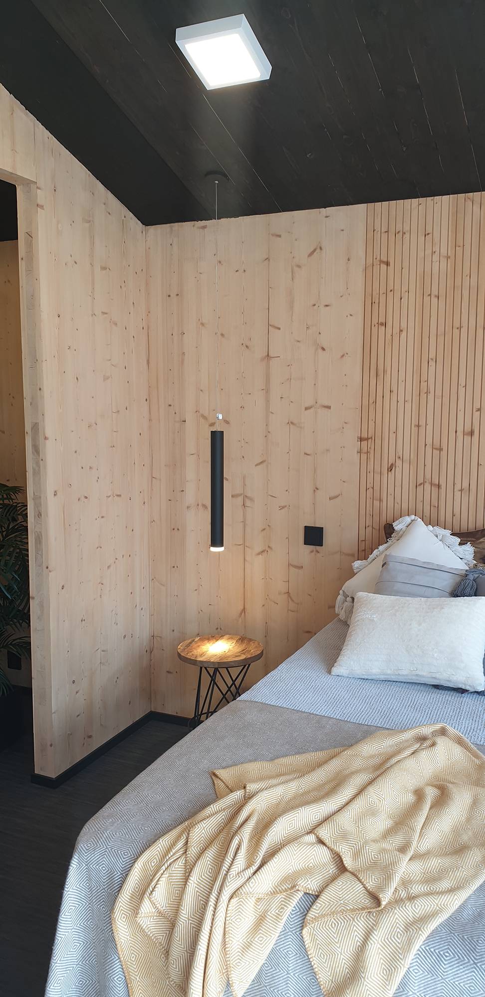 V ložnici závěsná lampa jako světlo na čtení vedle postele. Ledstore.fi